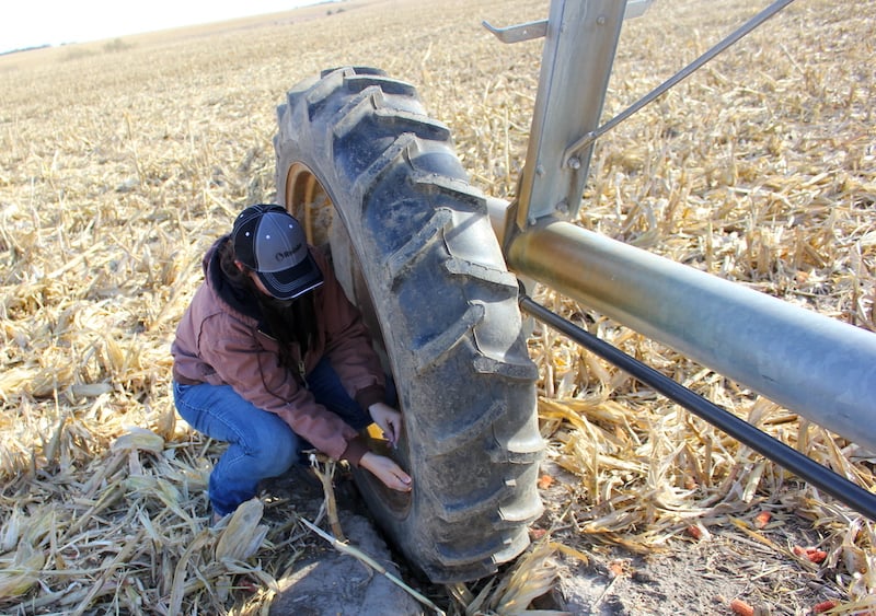 checking pivot tire pressure